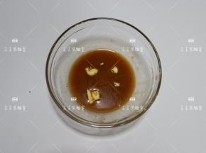 蚝油，黑胡椒，黄油，淀粉，加一点水拌匀。