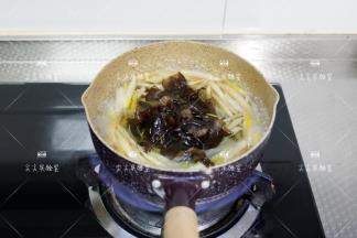 锅中煮开水，先将黄花菜放入煮片刻，在加入木耳一起焯水