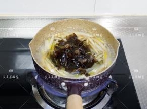 锅中煮开水，先将黄花菜放入煮片刻，在加入木耳一起焯水