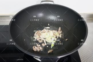 加入葱姜炒出香味