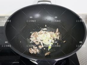 加入葱姜炒出香味
