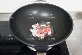 起锅热油，加入五花肉翻炒至出油