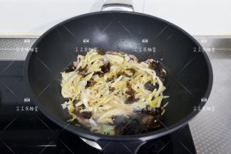 加入黄花菜、木耳、料酒、生抽翻炒片刻