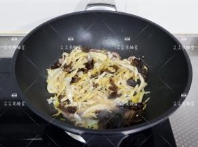 加入黄花菜、木耳、料酒、生抽翻炒片刻