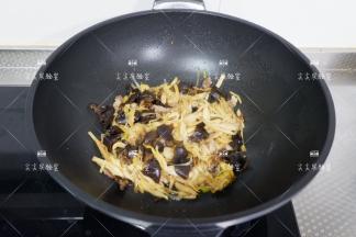 加蚝油、盐调味，翻炒均匀即可