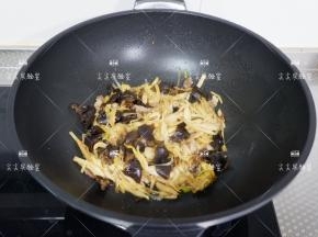 加蚝油、盐调味，翻炒均匀即可