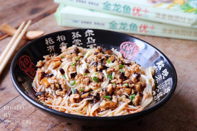 香菇肉臊子酸汤面