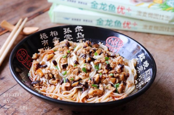 香菇肉臊子酸汤面