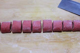 用刀切成自己喜欢的大小一样的馒头即可。
