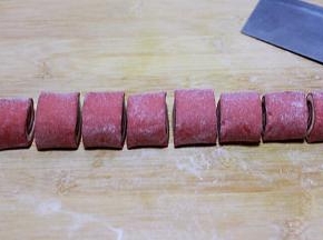 用刀切成自己喜欢的大小一样的馒头即可。
