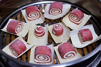 蒸锅里倒入适量的清水，把做好的馒头放入锅中开始二发，发至比原来的面团大一倍的时候。
