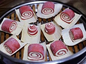 蒸锅里倒入适量的清水，把做好的馒头放入锅中开始二发，发至比原来的面团大一倍的时候。
