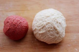 醒发好的面团组织是这样的。
