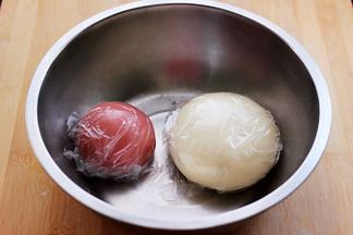 
把面团取出一半后，放入红曲粉继续一个和面程序，把两个颜色的面团用手揉好后，打上保鲜膜开始醒发。
