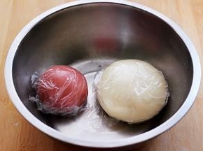 
把面团取出一半后，放入红曲粉继续一个和面程序，把两个颜色的面团用手揉好后，打上保鲜膜开始醒发。
