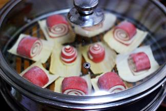 盖上锅盖中火烧开后，继续用大火蒸15分钟后关火，焖5分钟即可。
