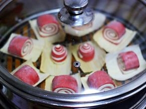 盖上锅盖中火烧开后，继续用大火蒸15分钟后关火，焖5分钟即可。
