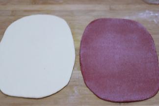 再把两个颜色的面团分别用擀面杖擀成长方形面皮、如图
