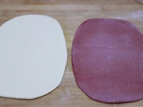 再把两个颜色的面团分别用擀面杖擀成长方形面皮、如图
