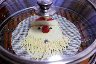 盖上锅盖大火煮沸后转中火继续蒸15分钟后关火、焖5分钟即可。