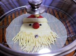 盖上锅盖大火煮沸后转中火继续蒸15分钟后关火、焖5分钟即可。