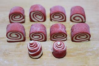 把剩下的两端的下脚料卷紧立马变成美丽的花朵咯。