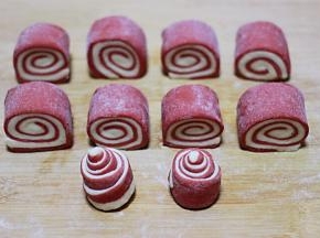 把剩下的两端的下脚料卷紧立马变成美丽的花朵咯。