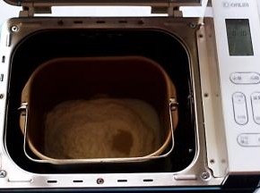 启动面包机后，开启一个和面程序后。
