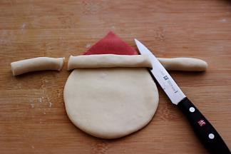 把搓好的长条放在帽子和额头的中间做帽沿。