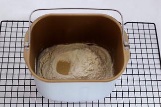 除了红曲粉，把所有的食材倒入面包桶里。