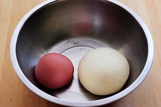 把和好的面团从面包机里取出来后揉匀后，把两块面团进行醒发。
