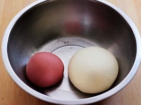 把和好的面团从面包机里取出来后揉匀后，把两块面团进行醒发。

