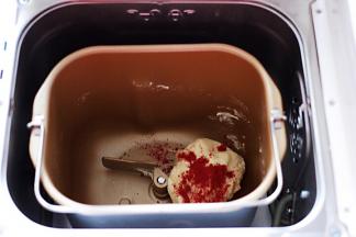 把和好的面团，分出一小块加入红曲粉继续放在面包机里一个和面程序后。