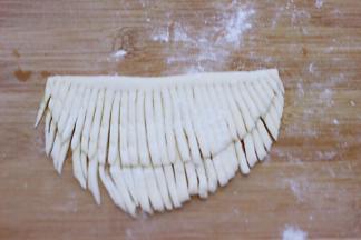 用刀切成胡须的模样、如图