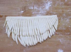 用刀切成胡须的模样、如图