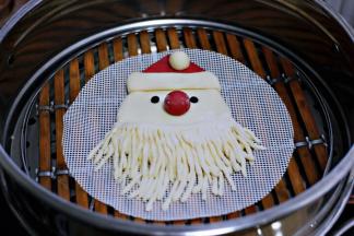 冷水把做好的圣诞老人放入蒸锅里。