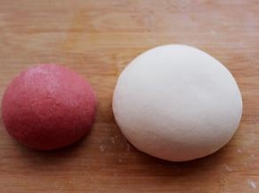 把醒发好的两个颜色的面团分别排气揉匀后。