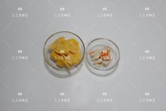 蟹柳和玉米肠斜刀切片