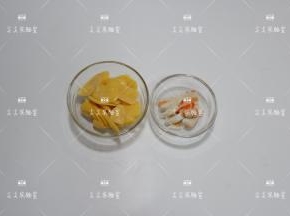 蟹柳和玉米肠斜刀切片