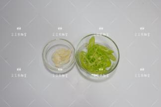 大蒜切片，尖椒洗净切成小条