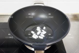 起锅热油，加入蒜片翻炒出香味