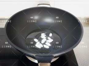 起锅热油，加入蒜片翻炒出香味