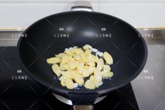 加入玉米肠翻炒片刻