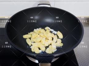 加入玉米肠翻炒片刻