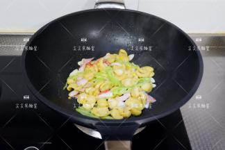 最后加盐和白糖翻炒均匀即可