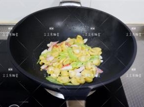 最后加盐和白糖翻炒均匀即可