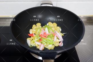 加入蟹柳和尖椒，将所有食材炒熟