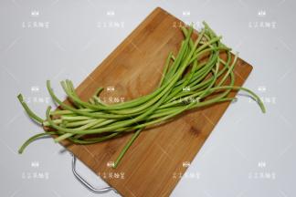 蒜薹摘洗干净，我只取了中间嫩的部分