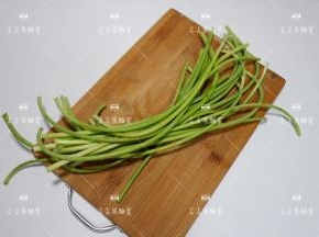 蒜薹摘洗干净，我只取了中间嫩的部分