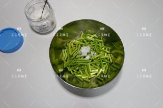 加入盐，抓匀后腌制1天左右，至蒜薹出水。